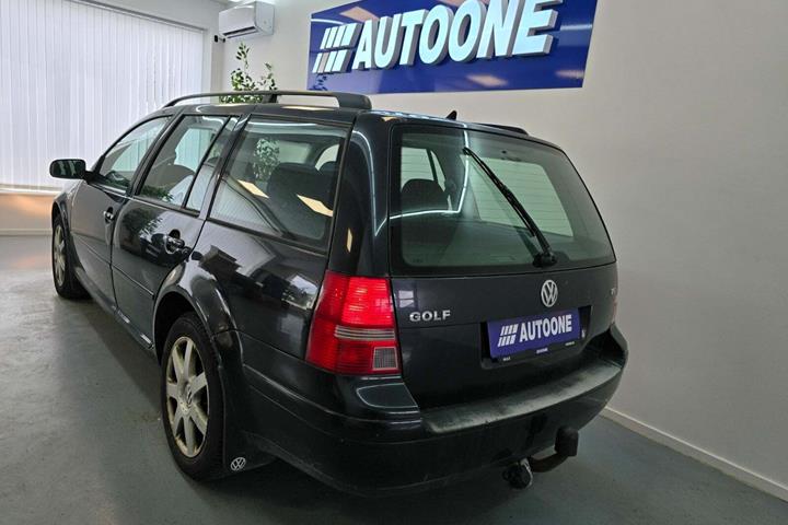 Sort VW Golf IV fra 2003 set udefra