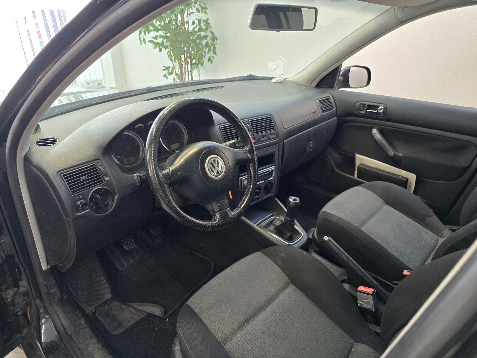 Sort VW Golf IV fra 2003 set indefra
