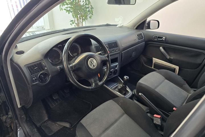 Sort VW Golf IV fra 2003 set indefra