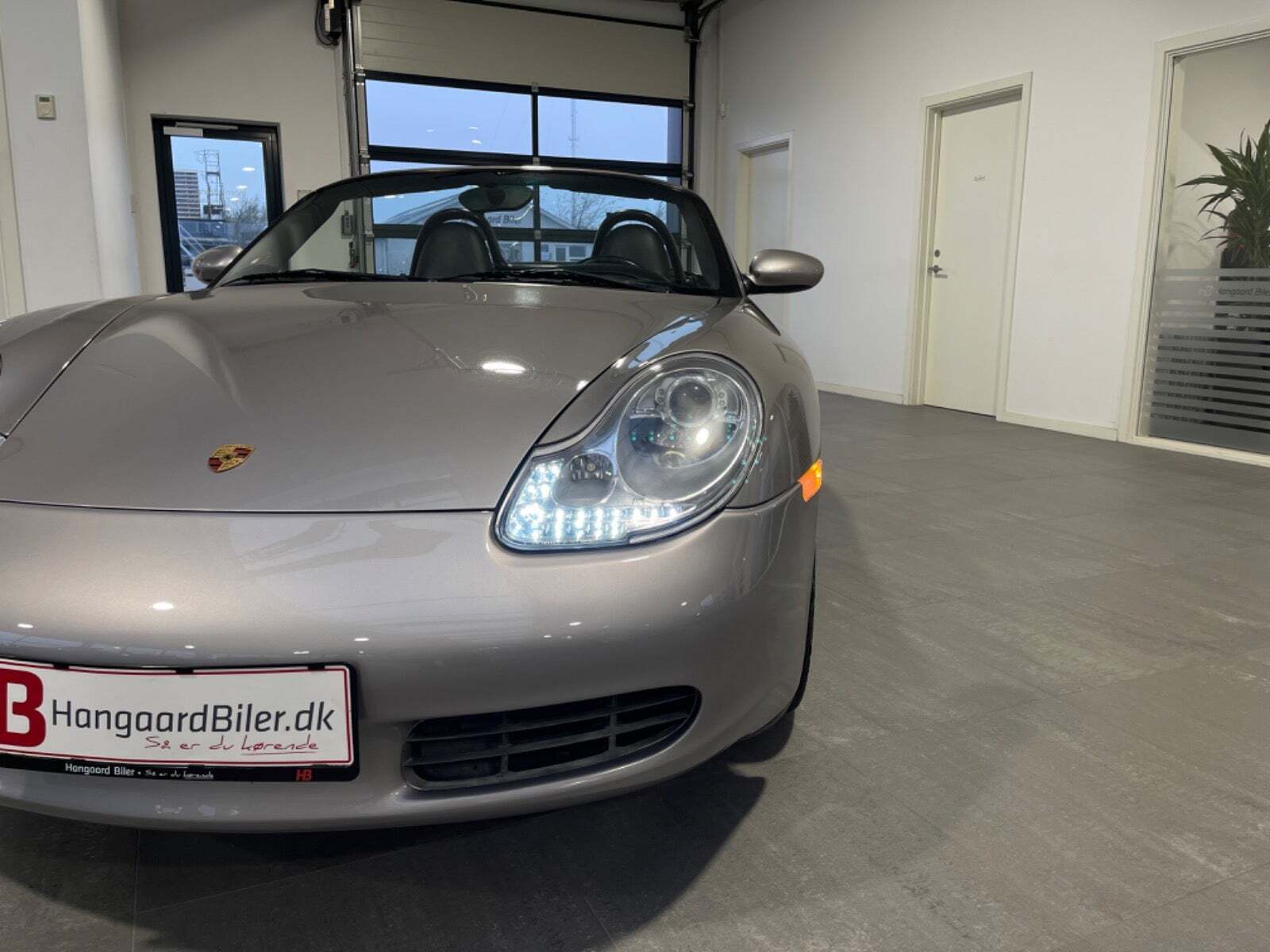 Sølv Porsche Boxster fra 2000