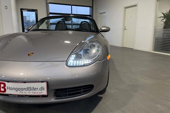 Sølv Porsche Boxster fra 2000