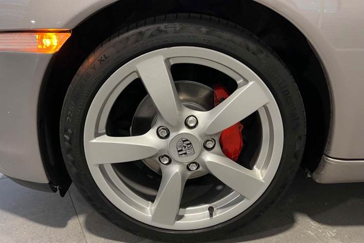 Sølv Porsche Boxster fra 2000