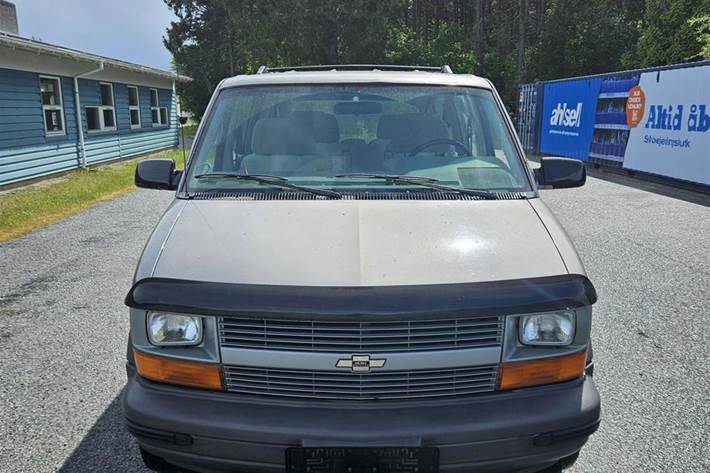 Sort Chevrolet Astro fra 1997 set udefra