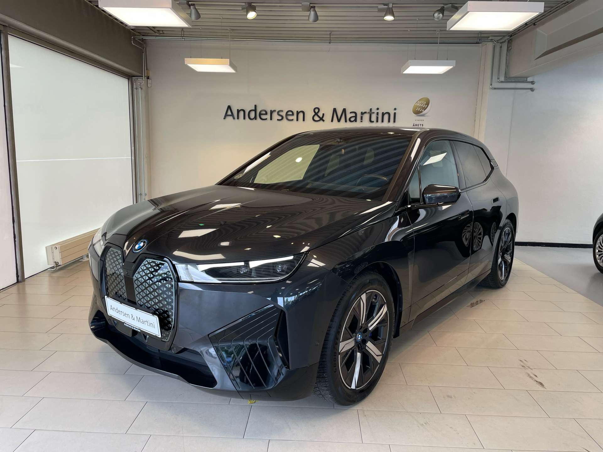 Grå BMW iX fra 2022 set udefra