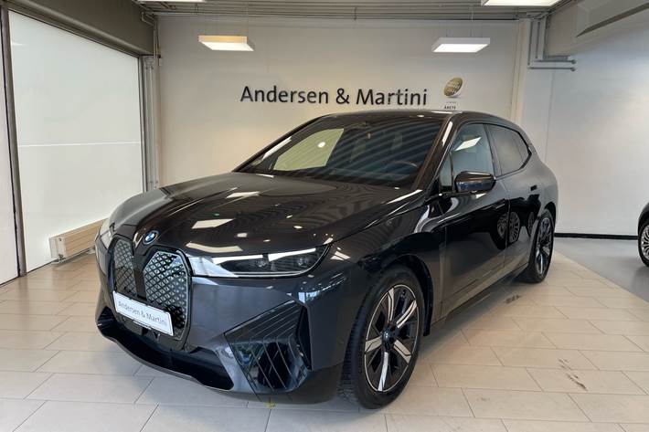 Grå BMW iX fra 2022 set udefra