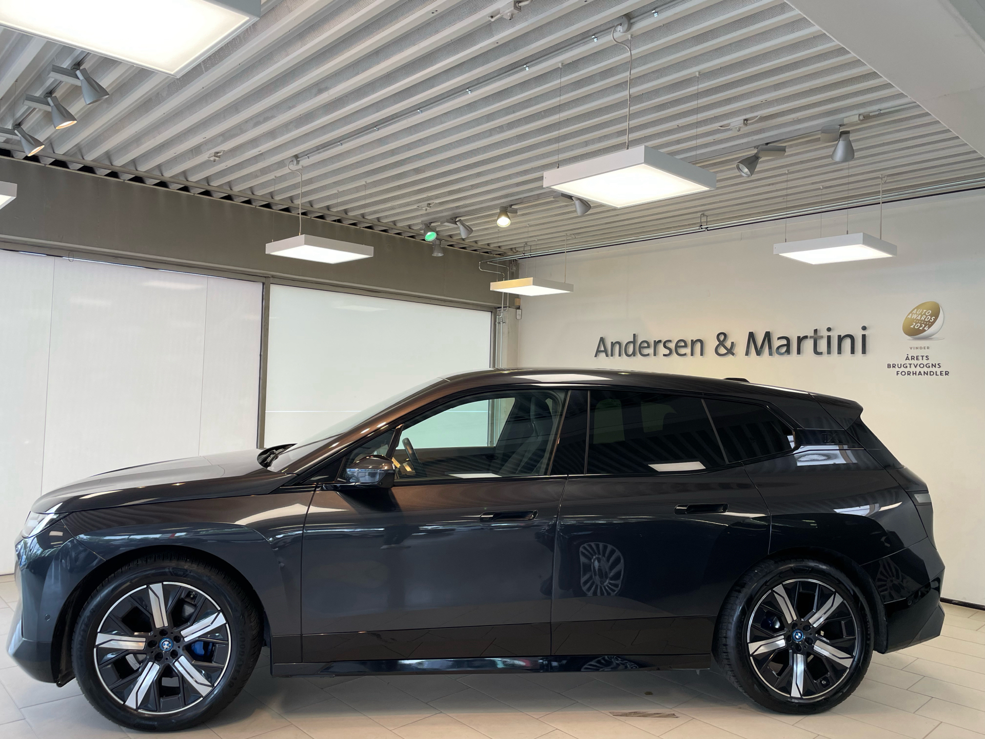 Grå BMW iX fra 2022