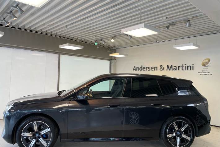 Grå BMW iX fra 2022