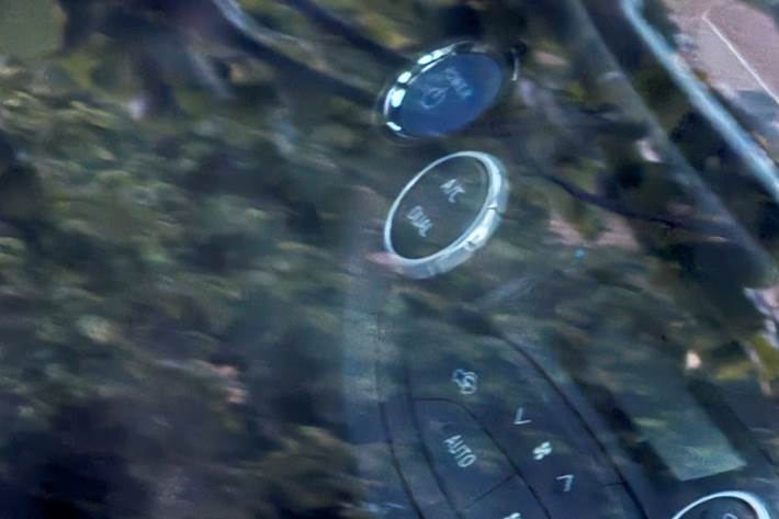 Blå Toyota Yaris fra 2020