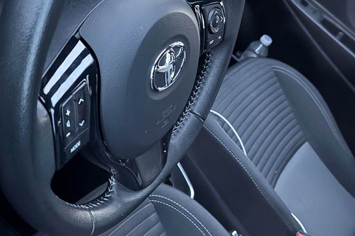 Blå Toyota Yaris fra 2020