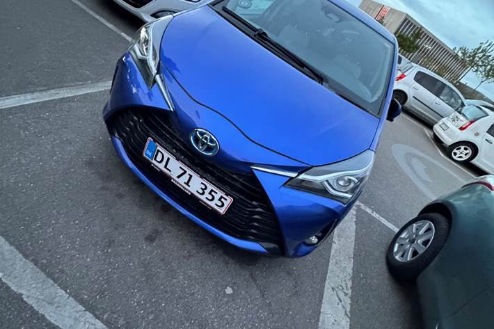 Blå Toyota Yaris fra 2020