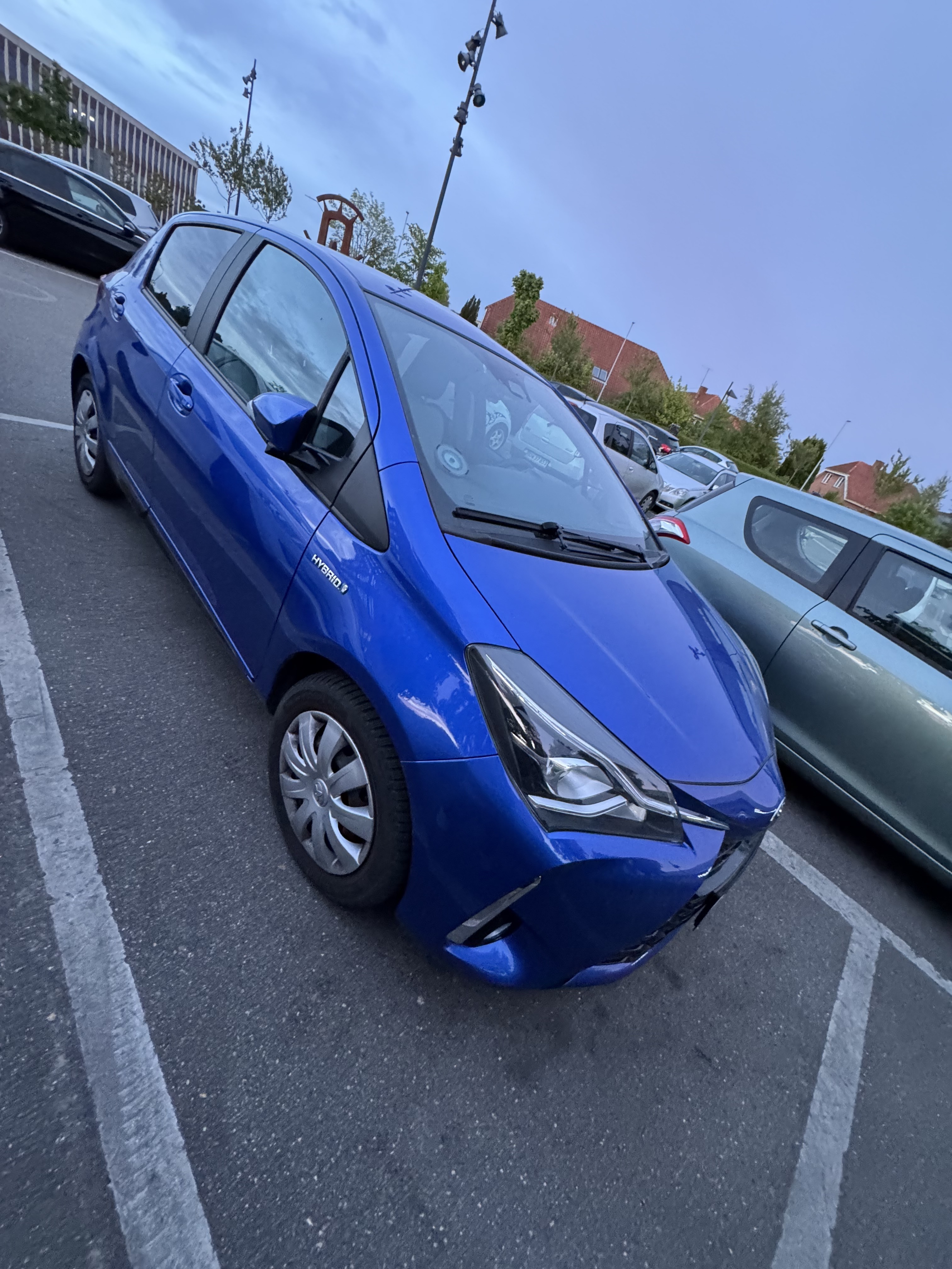 Blå Toyota Yaris fra 2020