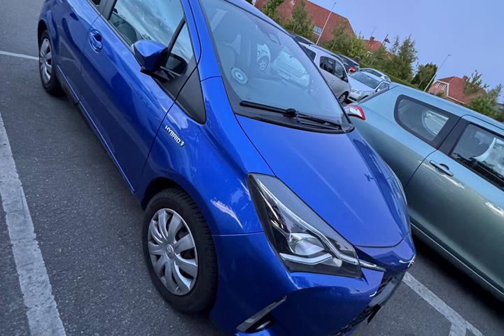 Blå Toyota Yaris fra 2020
