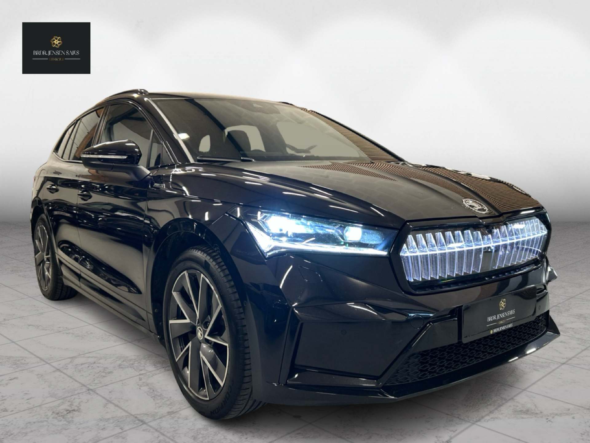 Sort Skoda Enyaq iV fra 2022 set udefra