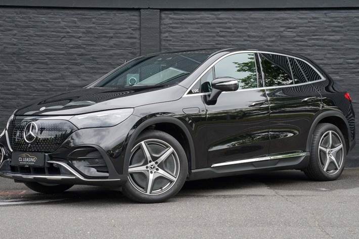 Sort Mercedes EQE350+ SUV fra 2023 set udefra