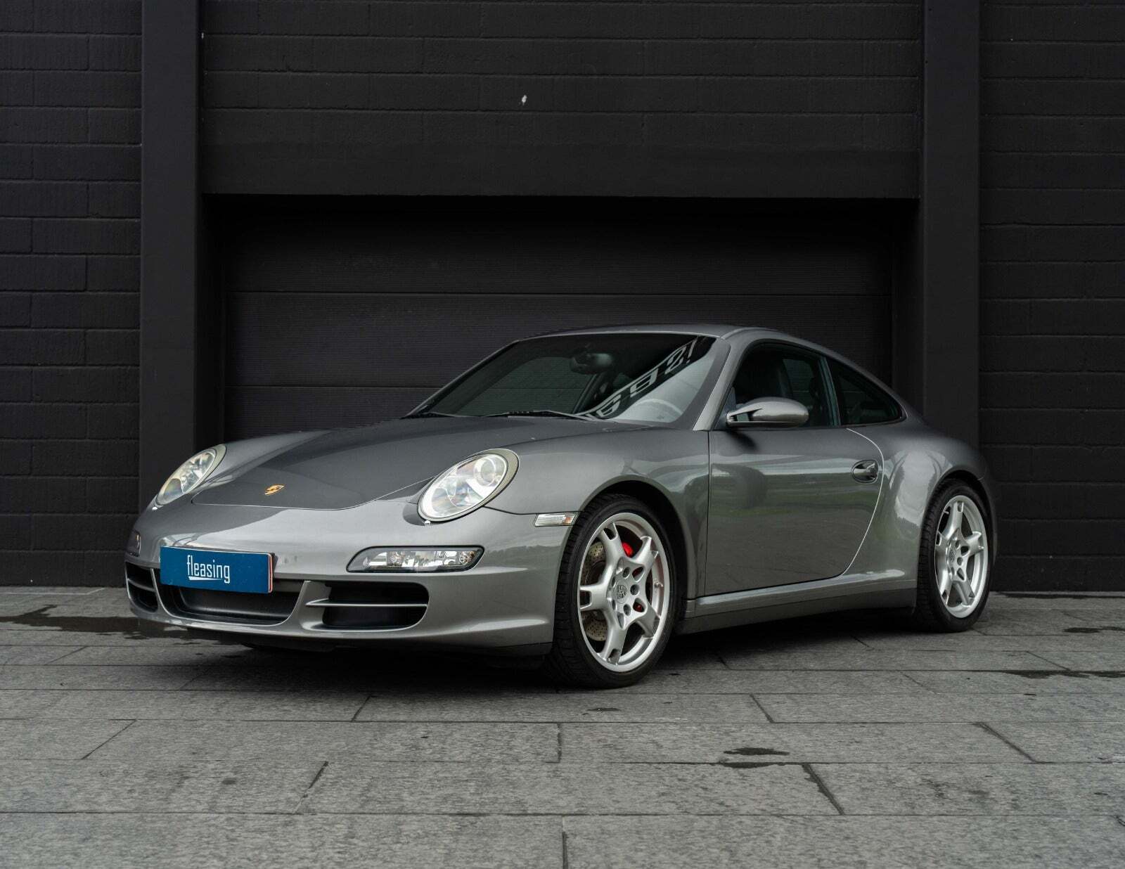 Grå Porsche 911 Carrera 4S fra 2006 set udefra