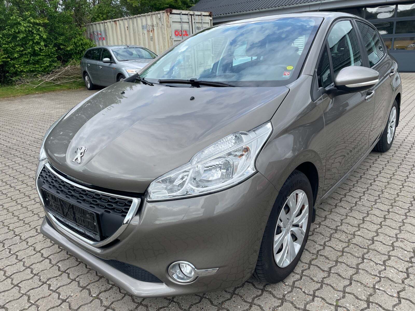 Brun Peugeot 208 fra 2013 set udefra