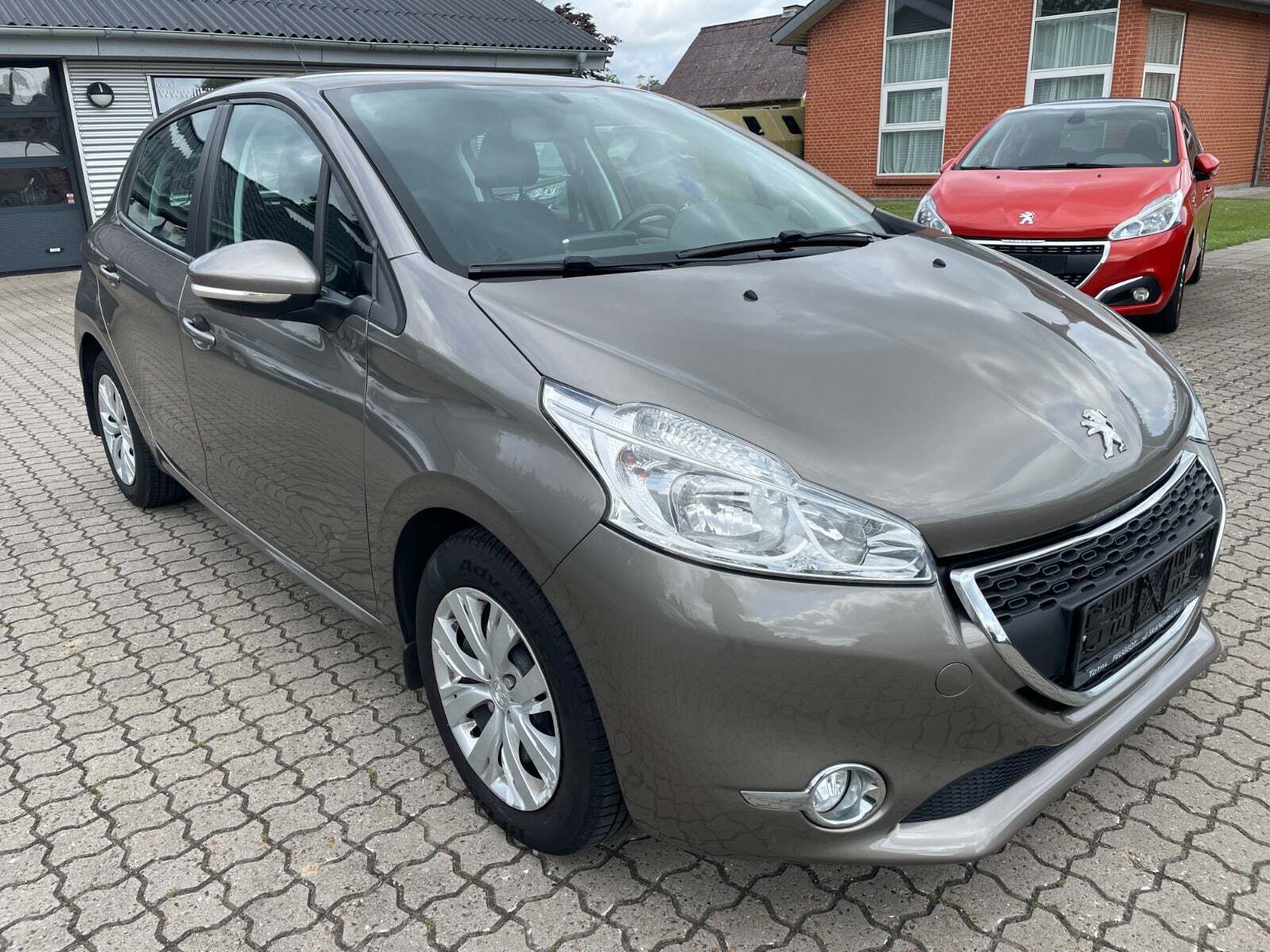 Brun Peugeot 208 fra 2013