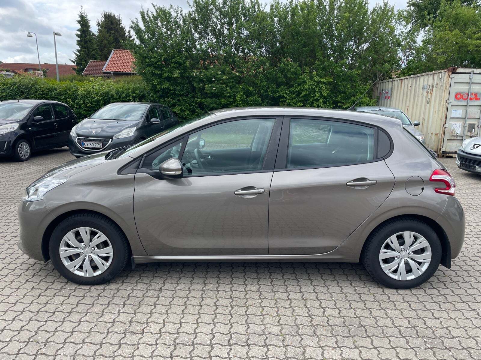Brun Peugeot 208 fra 2013