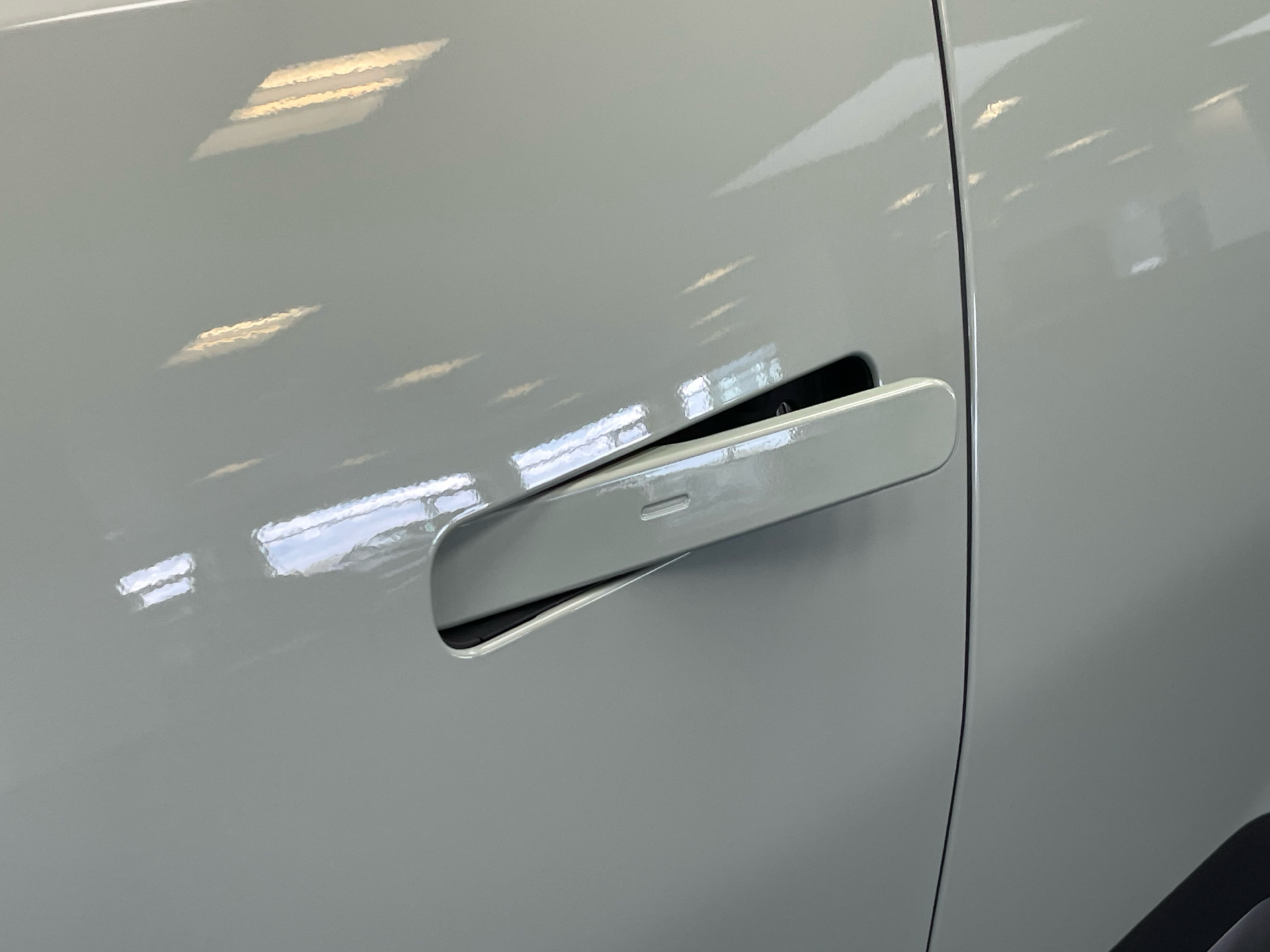 Grøn Kia EV3 fra 2025 set udefra