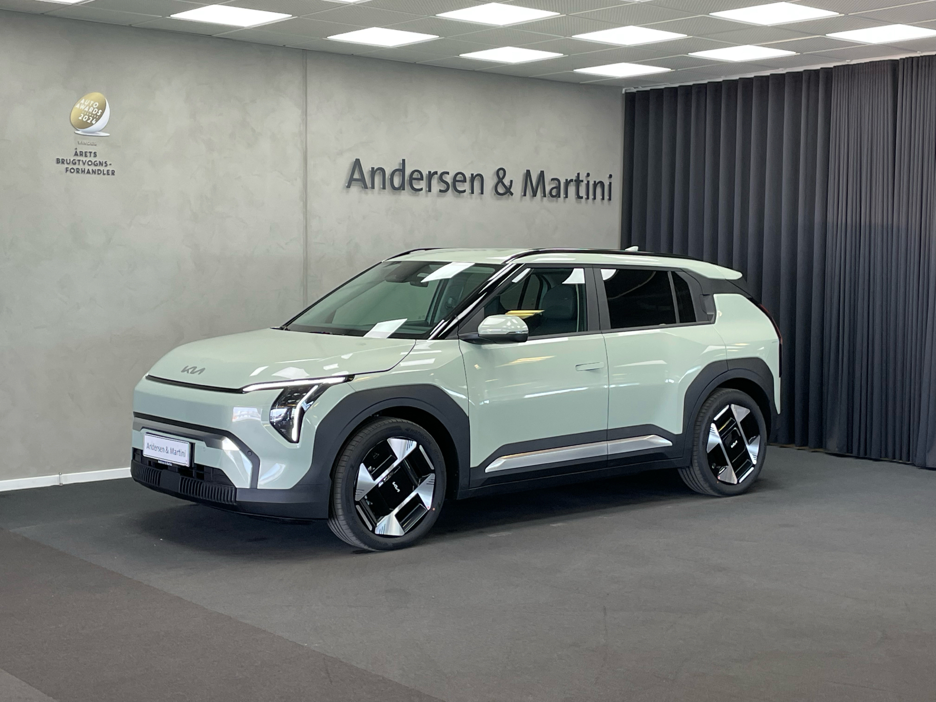 Grøn Kia EV3 fra 2025 set udefra