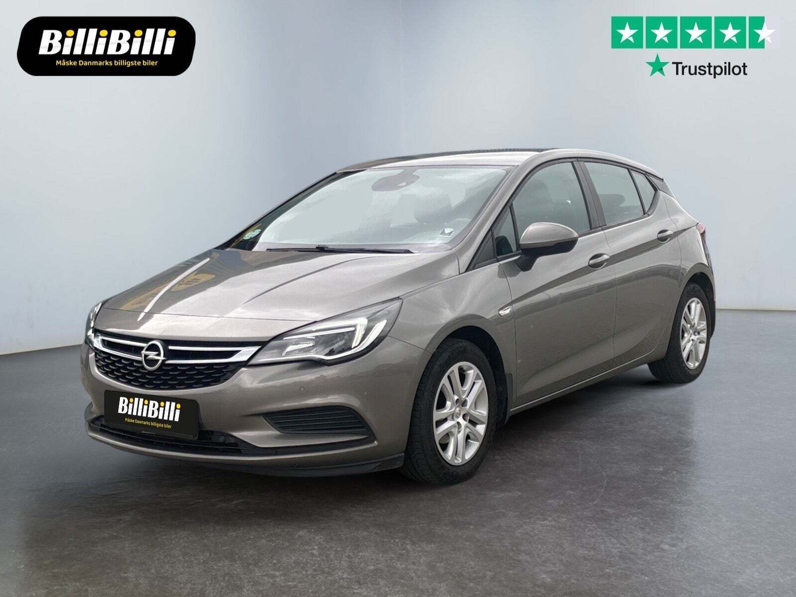 Orange Opel Astra fra 2016 set udefra