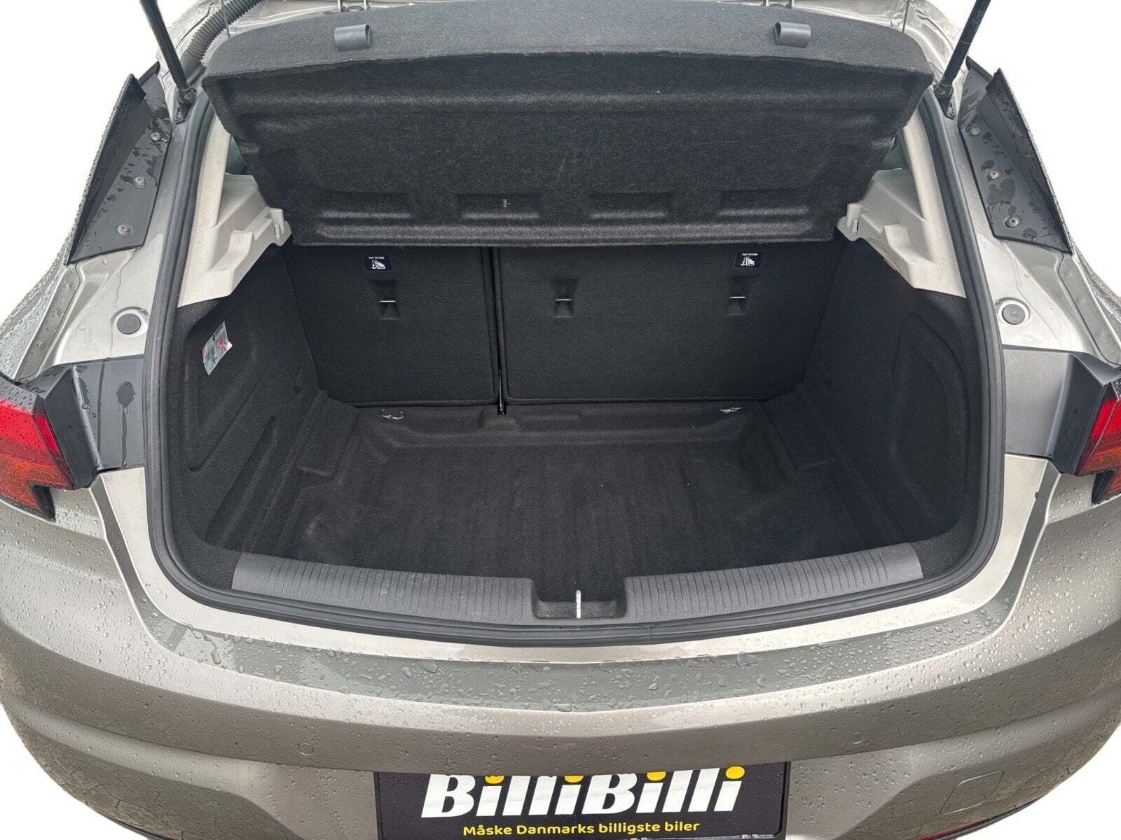 Orange Opel Astra fra 2016