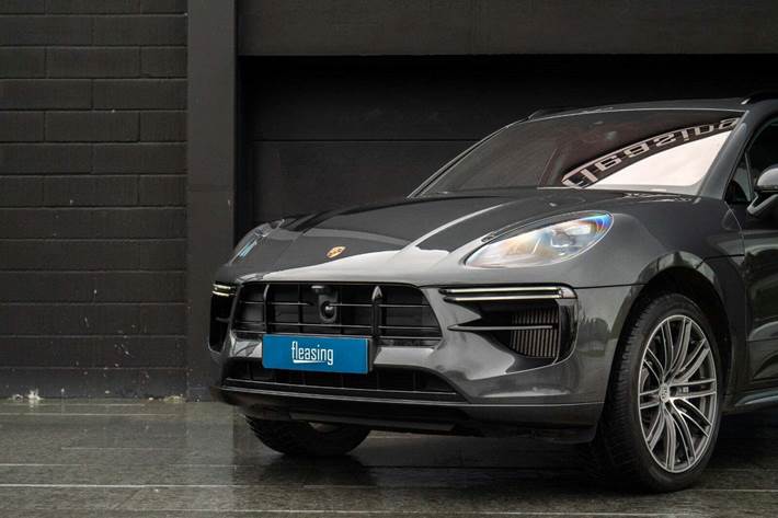 Grå Porsche Macan Turbo fra 2020 set udefra