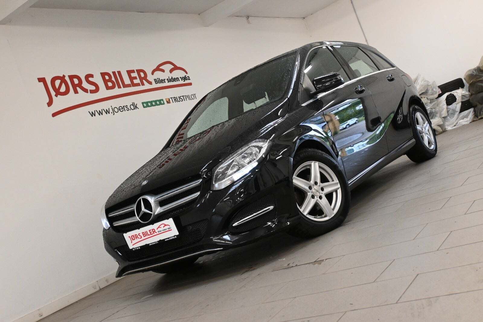 Sort Mercedes B180 d fra 2017 set udefra