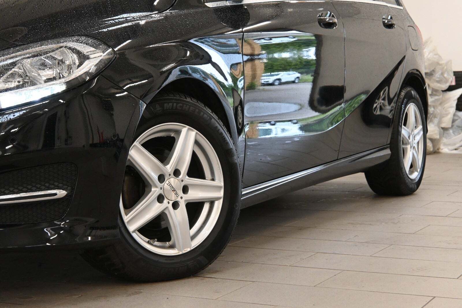 Sort Mercedes B180 d fra 2017