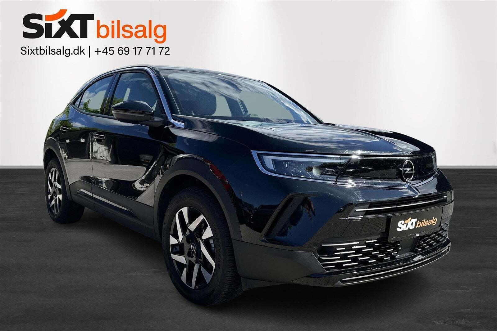 Sort Opel Mokka-e fra 2023 set udefra
