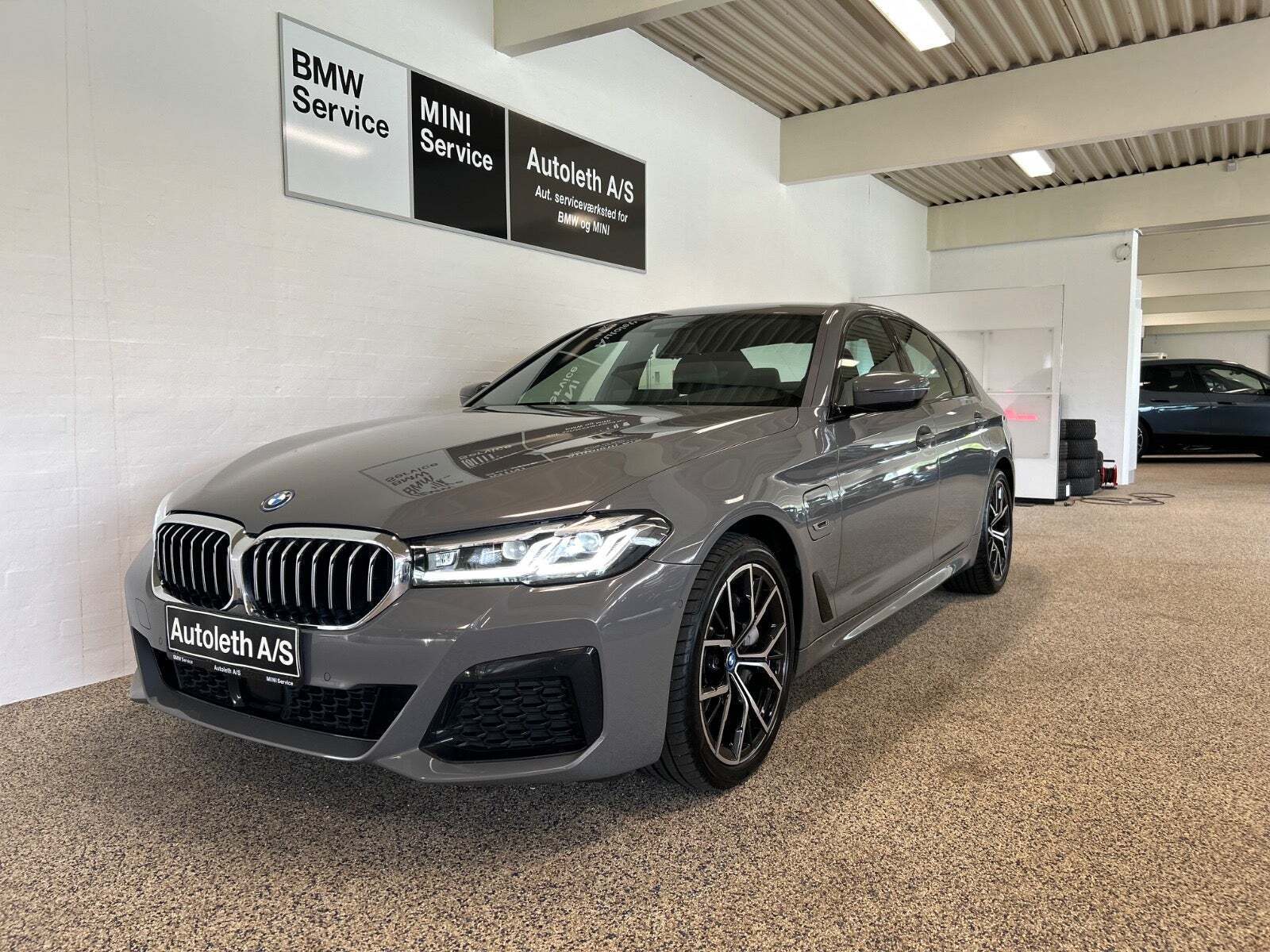 Grå BMW 545e fra 2022 set udefra