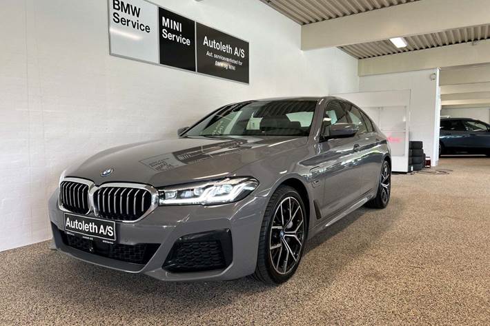 Grå BMW 545e fra 2022 set udefra