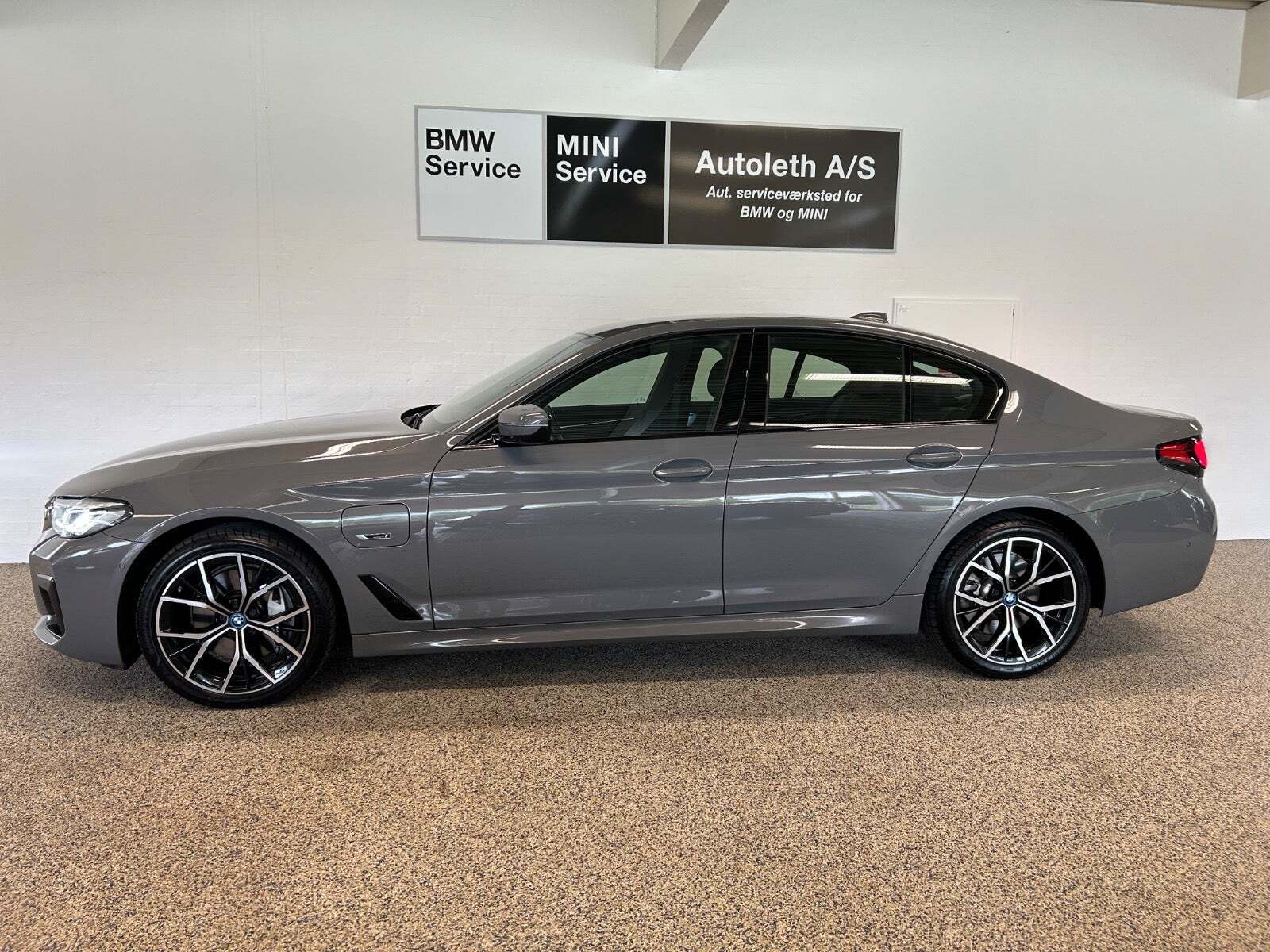 Grå BMW 545e fra 2022