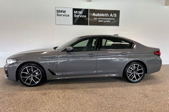 Grå BMW 545e fra 2022