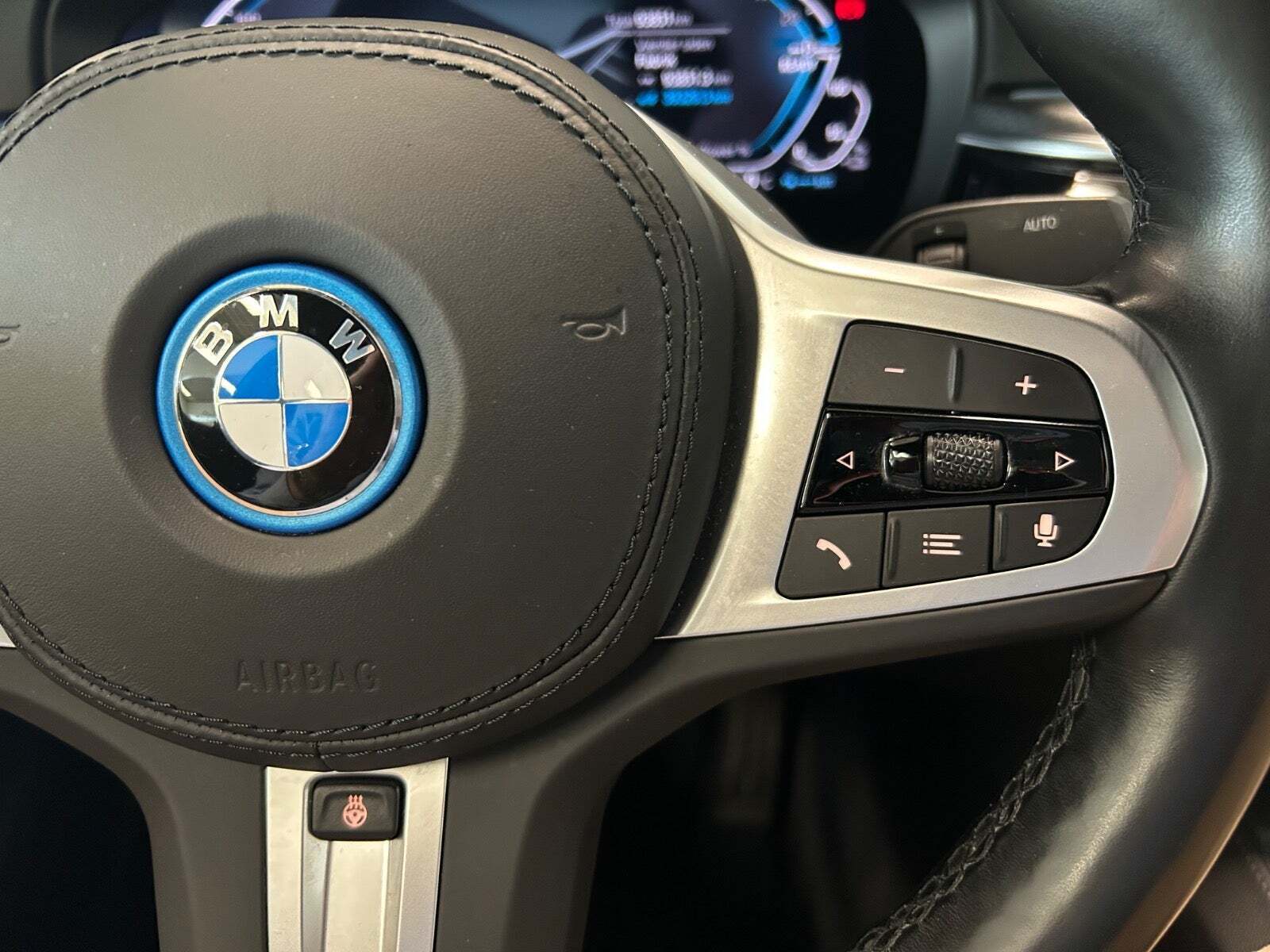 Grå BMW 545e fra 2022