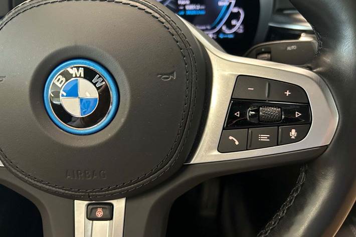 Grå BMW 545e fra 2022