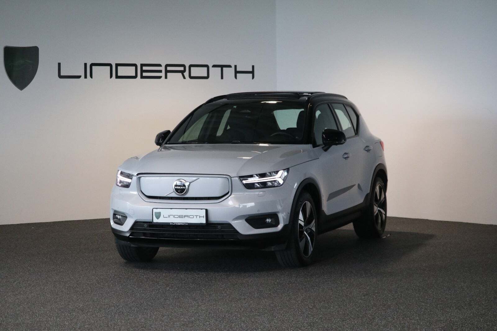 Grå Volvo XC40 fra 2022 set udefra