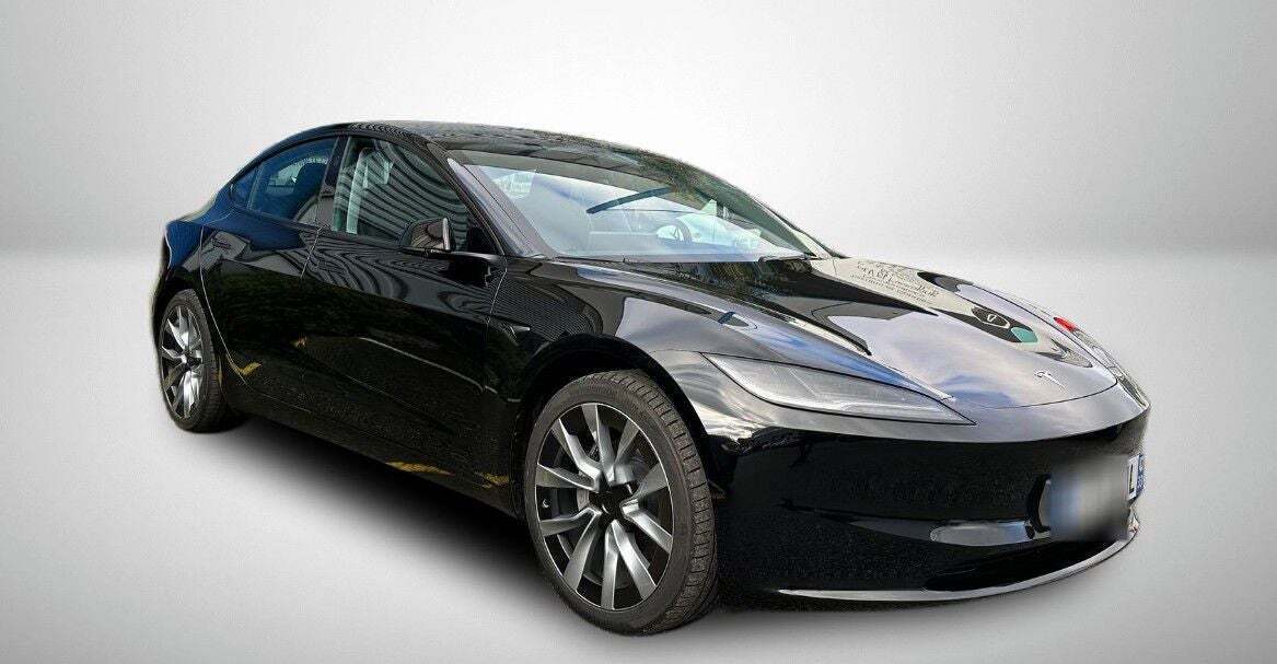 Sort Tesla Model 3 fra 2024 set udefra