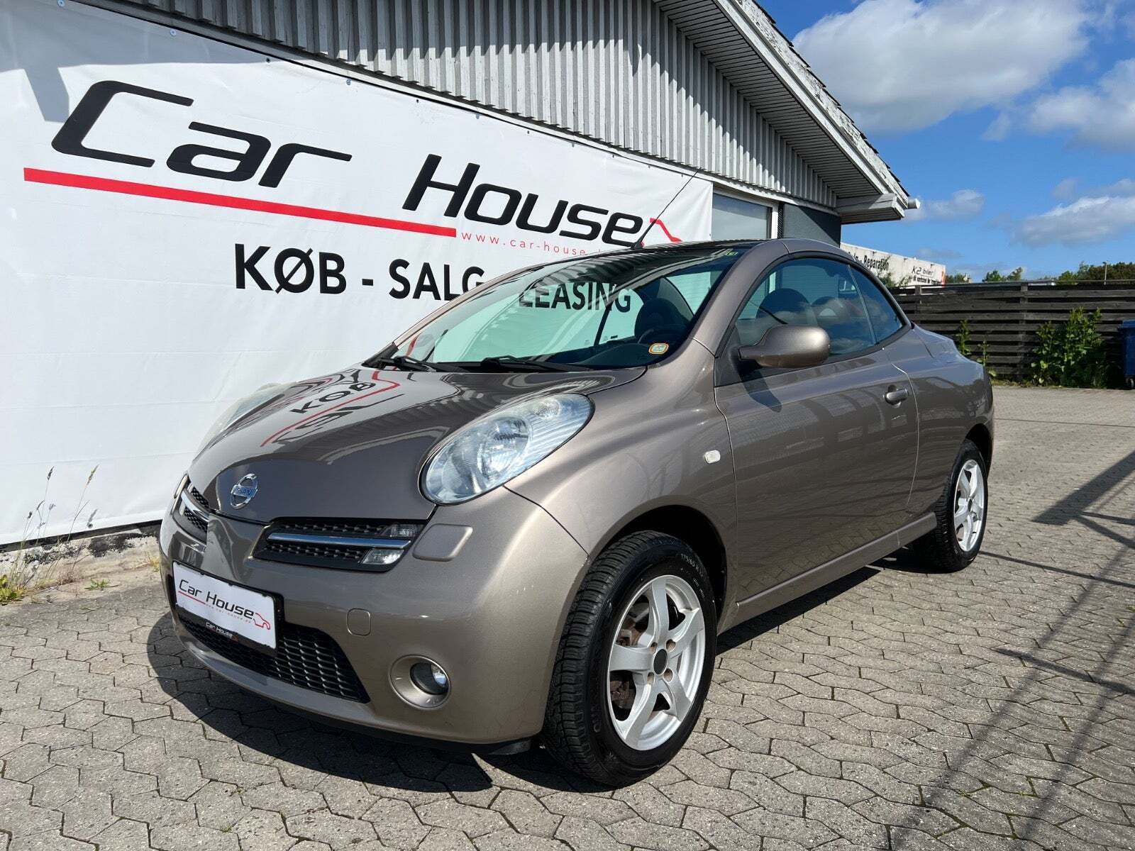 Orange Nissan Micra C+C fra 2007 set udefra