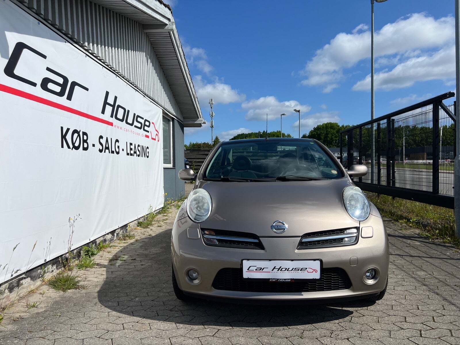 Orange Nissan Micra C+C fra 2007 set udefra