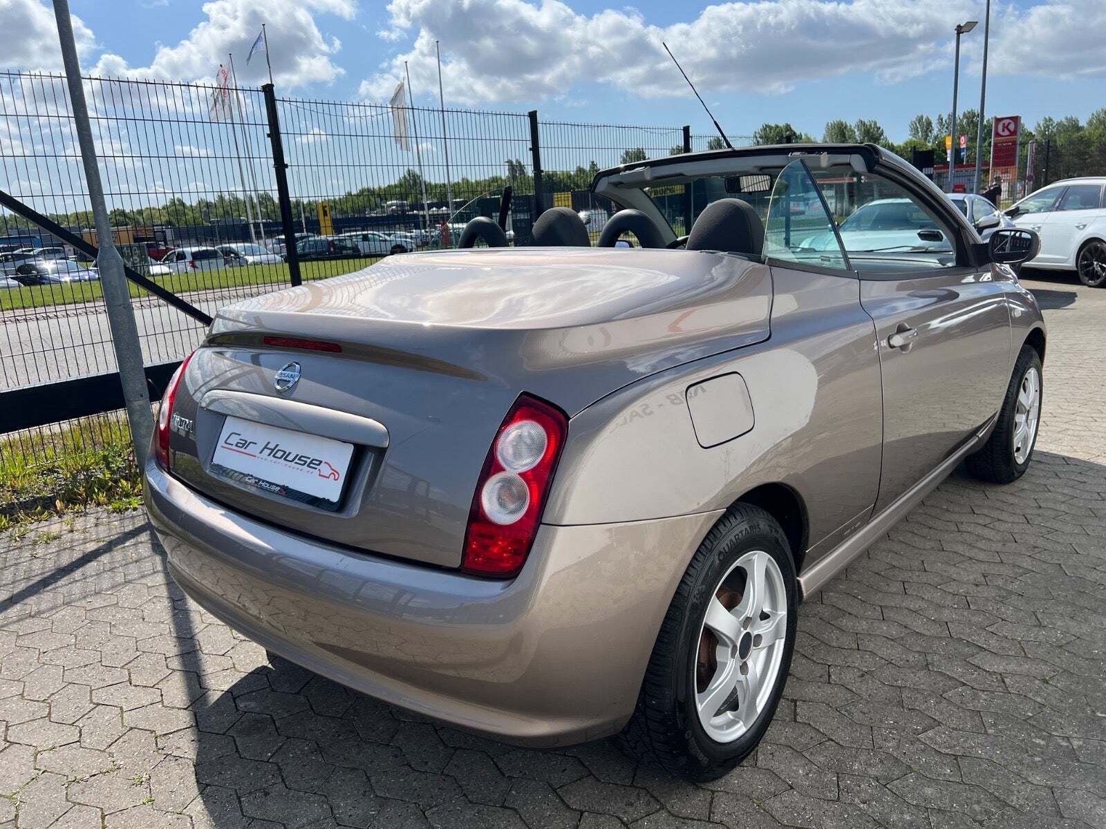 Orange Nissan Micra C+C fra 2007 set udefra