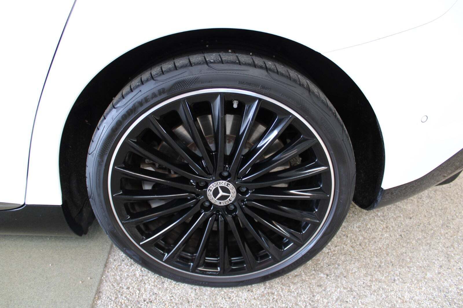 Hvid Mercedes EQE350+ fra 2022