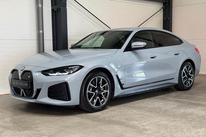 Grå BMW i4 fra 2022 set udefra