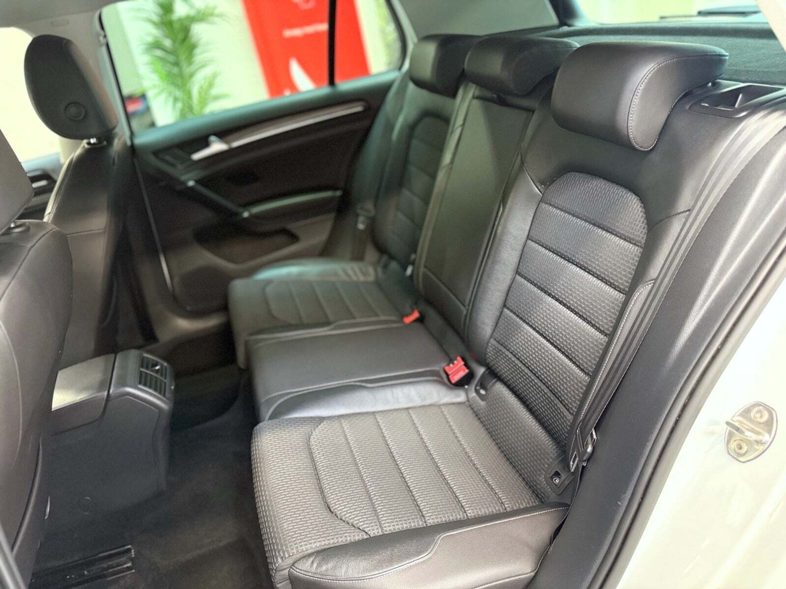 Hvid VW Golf VII fra 2014