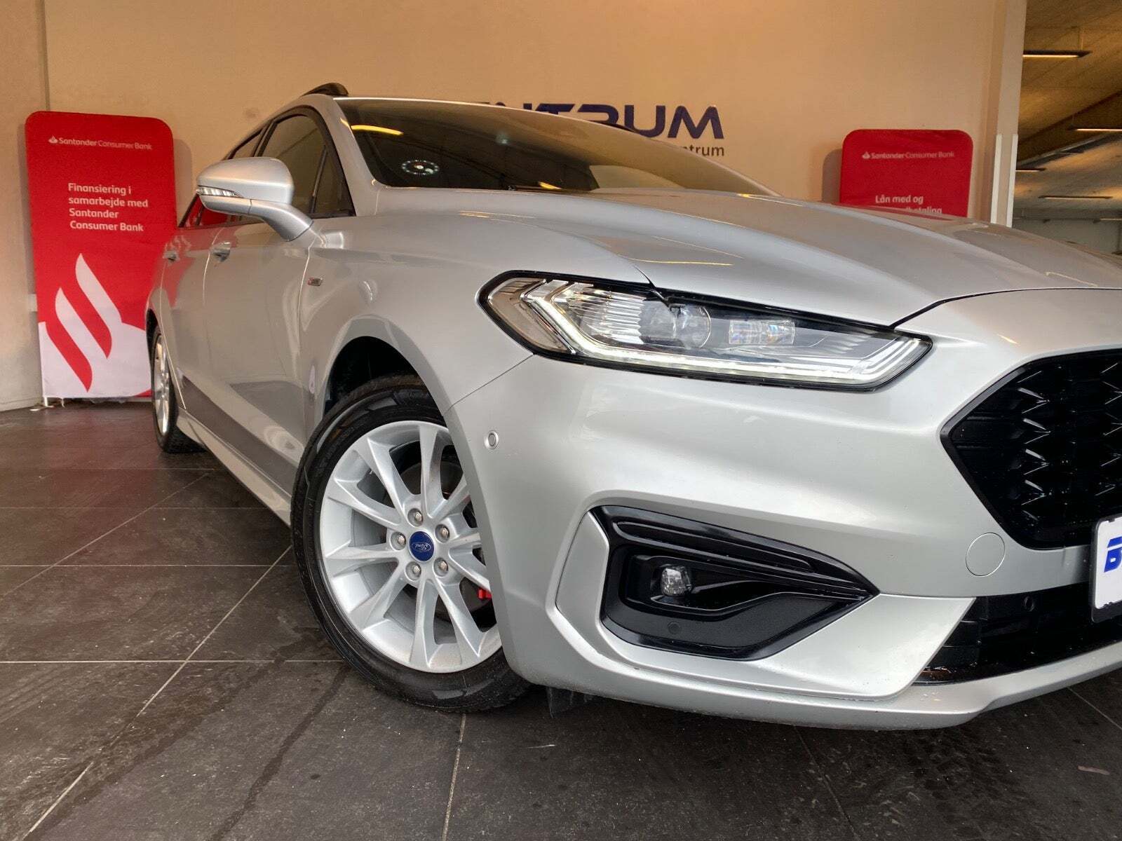 Grå Ford Mondeo fra 2020