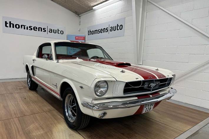 Hvid Ford Mustang fra 1965 set udefra