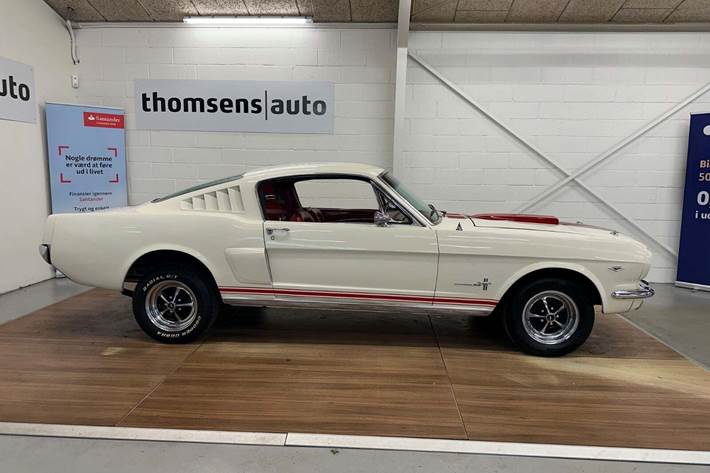 Hvid Ford Mustang fra 1965