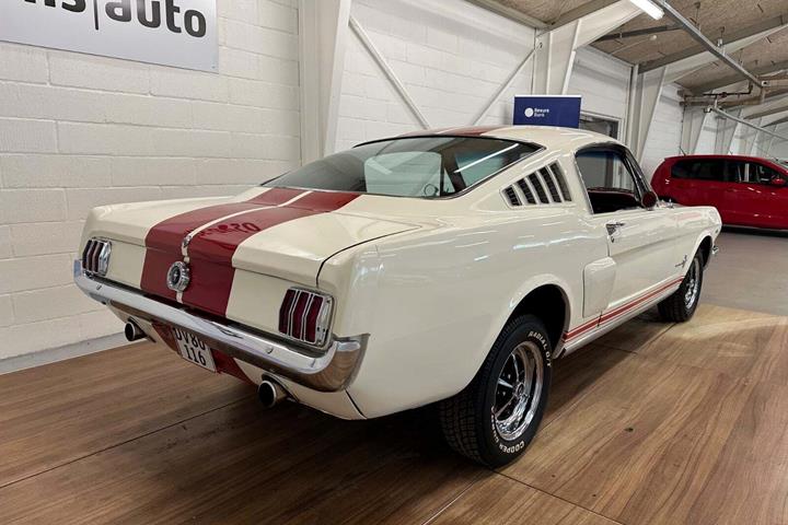 Hvid Ford Mustang fra 1965