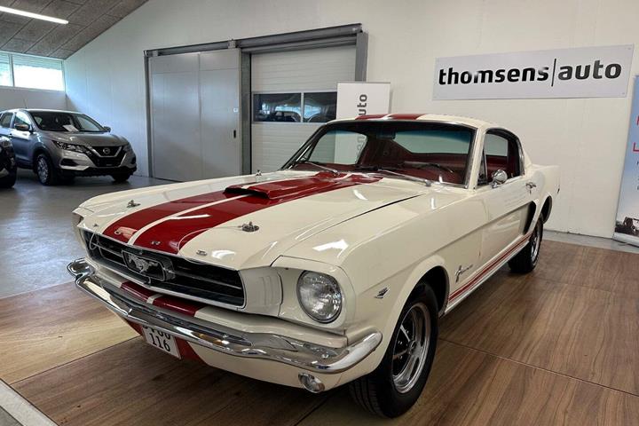 Hvid Ford Mustang fra 1965
