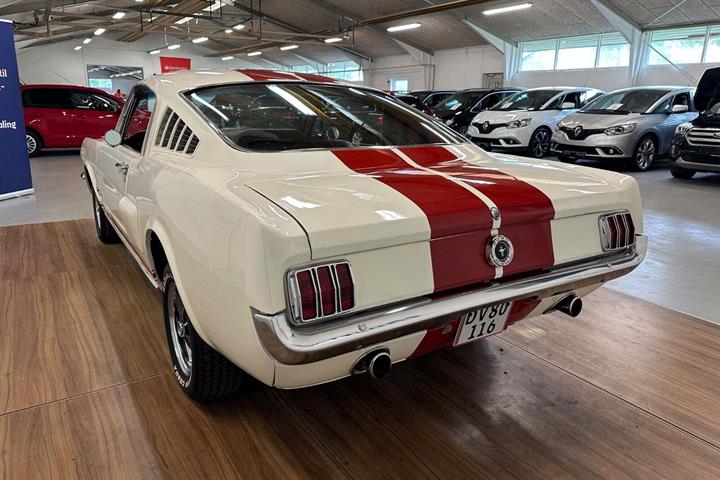 Hvid Ford Mustang fra 1965